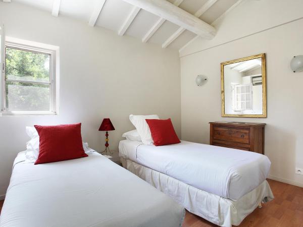 Hotel Château Des Alpilles : photo 3 de la chambre chambre familiale avec terrasse 
