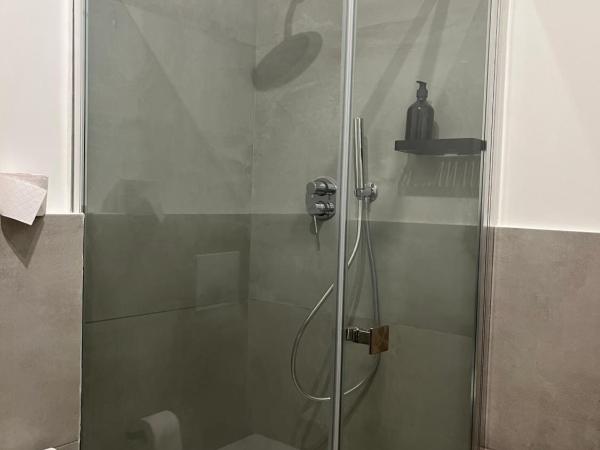 B&B Malnati 3 Urban Living MILANOSANSIRO : photo 6 de la chambre chambre double avec salle de bains privative