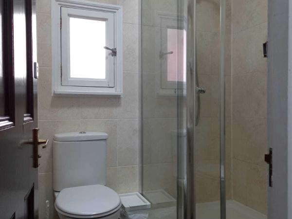 Charlotte Guest House : photo 1 de la chambre chambre simple avec salle de bains commune