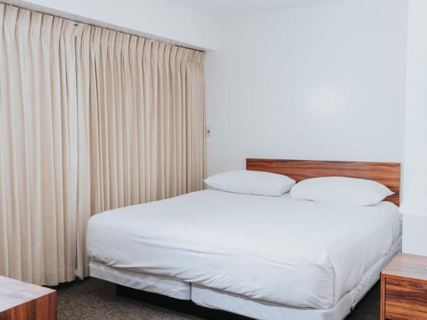 Royal Grove Waikiki : photo 1 de la chambre suite 1 chambre lit king-size avec canapé-lit et cuisine entièrement Équipée