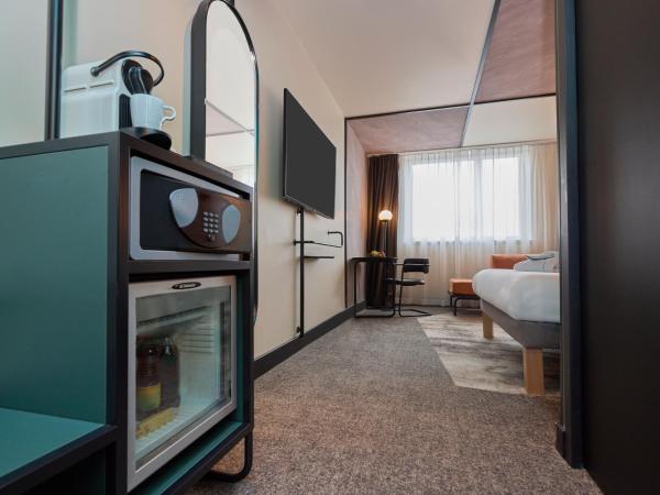 Novotel Bern Expo : photo 5 de la chambre chambre exécutive avec lit queen-size et canapé
