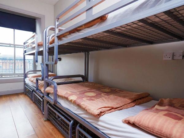 Bru Bar & Hostel : photo 4 de la chambre lit dans dortoir mixte de 4 lits