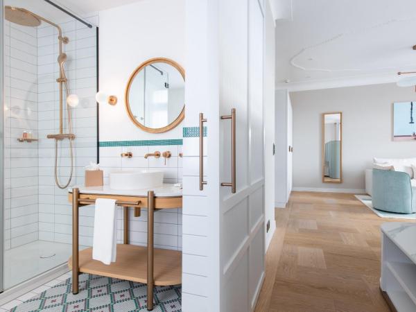 Art Deco Hotel Montana Luzern : photo 10 de la chambre suite junior de luxe avec vue sur le lac