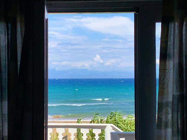 Nisaki Mathraki B&B : photo 1 de la chambre chambre double deluxe avec balcon - vue sur mer