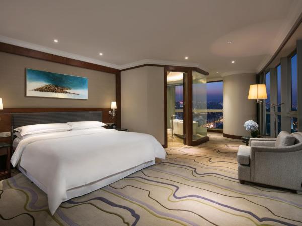 Sheraton Nanjing Kingsley Hotel & Towers : photo 1 de la chambre suite exécutive towers avec 1 lit king-size - accès au salon tower