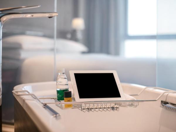 Sheraton Nanjing Kingsley Hotel & Towers : photo 4 de la chambre suite panaroma towers avec 1 lit king-size - accès au salon tower