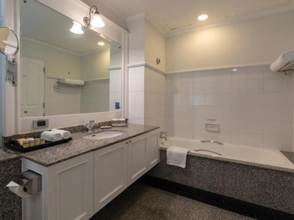 Cape House Langsuan Hotel : photo 10 de la chambre suite 2 chambres avec accès au salon