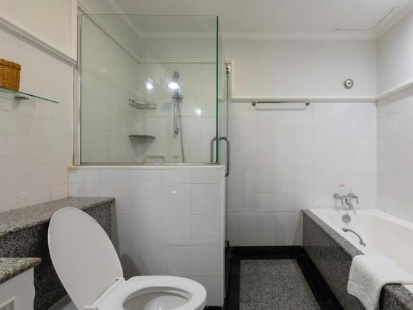 Cape House Langsuan Hotel : photo 10 de la chambre suite 1 chambre avec accès au salon