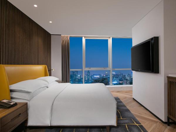 Sheraton Nanjing Kingsley Hotel & Towers : photo 1 de la chambre grande chambre plus spacieuse avec 1 lit king-size