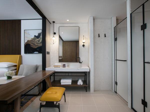 Sheraton Nanjing Kingsley Hotel & Towers : photo 3 de la chambre grande chambre plus spacieuse avec 1 lit king-size