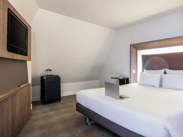 Hotel Novotel Brussels Off Grand Place : photo 1 de la chambre chambre supérieure accassible aux personnes à mobilité réduite avec lit double et 2 canapés-lits