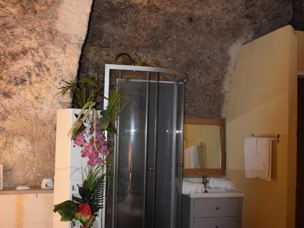 Chambres d'Hôtes Troglodytes Le Clos de L'Hermitage : photo 4 de la chambre chambre double avec salle de bains privative