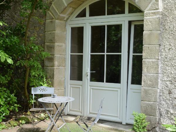 Chambres d'Hôtes Troglodytes Le Clos de L'Hermitage : photo 1 de la chambre suite - vue sur jardin