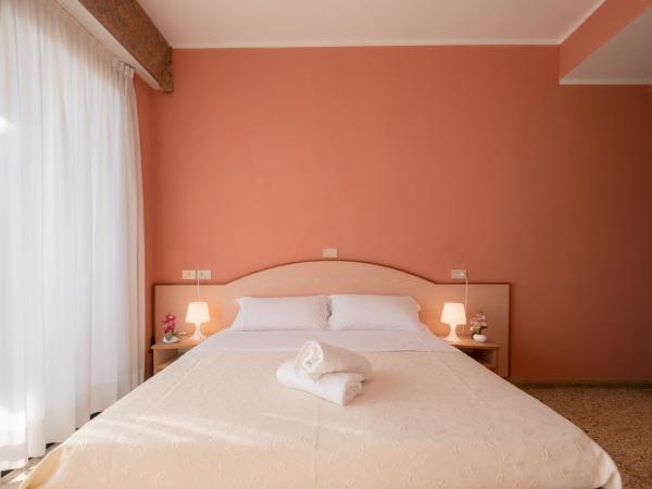 Hotel Crown : photo 8 de la chambre chambre double ou lits jumeaux