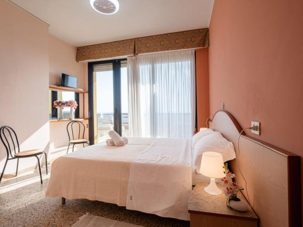 Hotel Crown : photo 9 de la chambre chambre double ou lits jumeaux