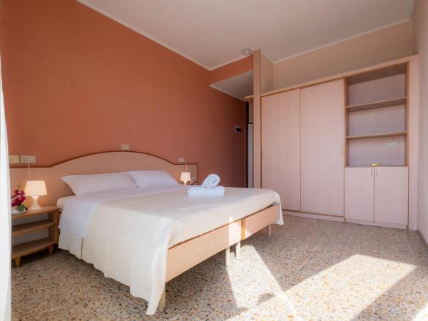 Hotel Crown : photo 10 de la chambre chambre double ou lits jumeaux