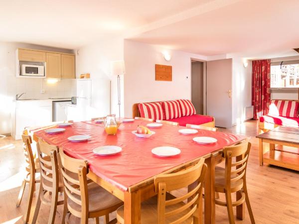 Vacancéole - Le Hameau de Valloire : photo 5 de la chambre appartement avec balcon