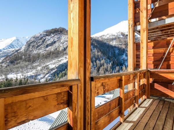 Vacancéole - Le Hameau de Valloire : photo 3 de la chambre appartement avec balcon