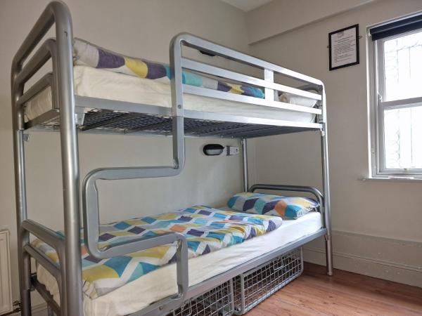 Bru Bar & Hostel : photo 3 de la chambre chambre lits jumeaux avec salle de bains