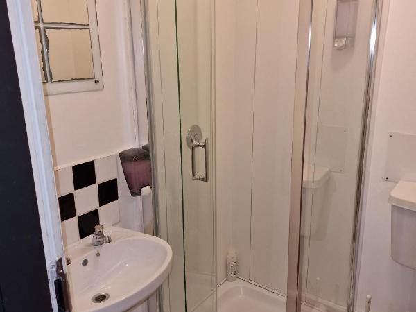 Bru Bar & Hostel : photo 1 de la chambre chambre lits jumeaux avec salle de bains