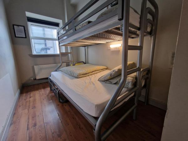 Bru Bar & Hostel : photo 5 de la chambre chambre double ou lits jumeaux avec salle de bains privative externe