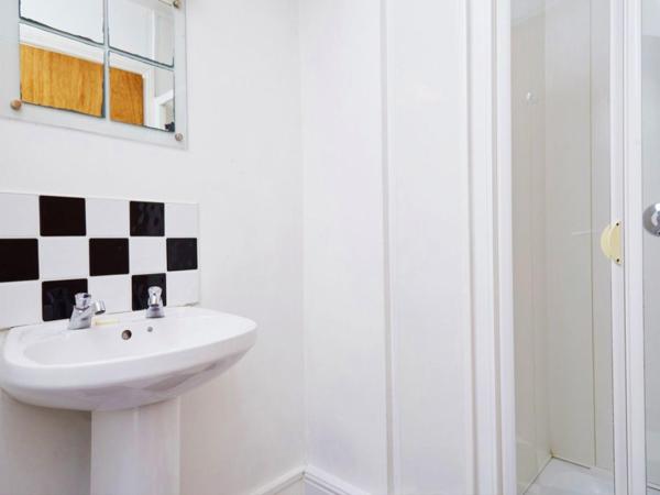 Bru Bar & Hostel : photo 2 de la chambre chambre lits jumeaux avec salle de bains