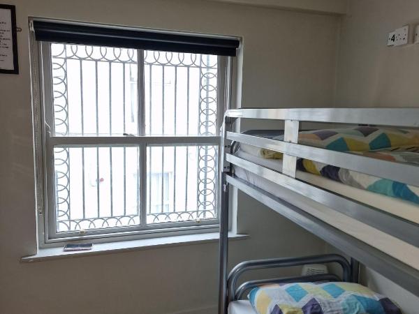 Bru Bar & Hostel : photo 6 de la chambre chambre lits jumeaux avec salle de bains