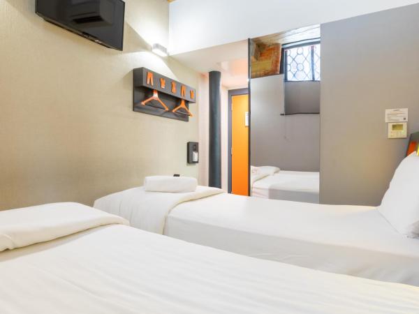 easyHotel Manchester : photo 2 de la chambre chambre lits jumeaux avec fenêtre - Étage inférieur