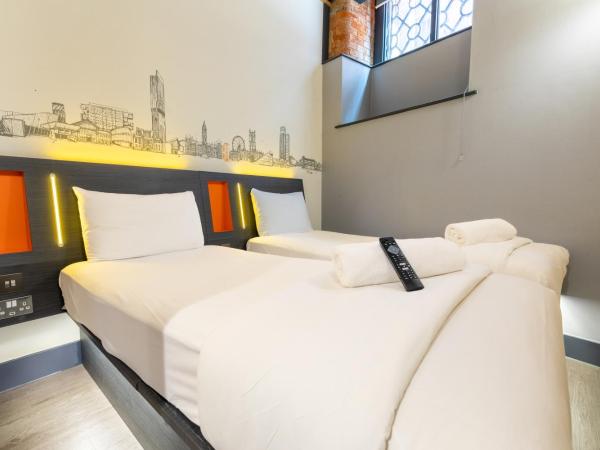 easyHotel Manchester : photo 3 de la chambre chambre lits jumeaux avec fenêtre - Étage inférieur