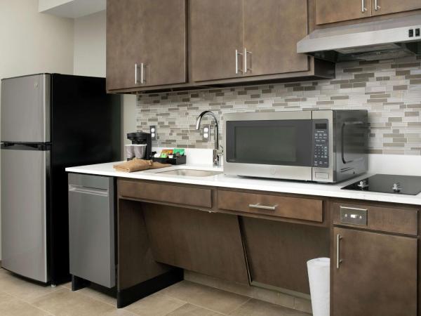 Homewood Suites By Hilton Denver Airport Tower Road : photo 2 de la chambre studio lit king-size - accessible aux personnes à mobilité réduite et adapté aux personnes malentendantes - non-fumeurs