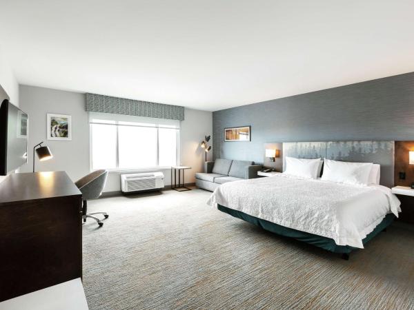 Hampton Inn & Suites by Hilton Québec - Beauport : photo 2 de la chambre chambre lit king-size avec baignoire accessible aux personnes à mobilité réduite et canapé-lit - accessible aux personnes à mobilité réduite - hébergement non-fumeurs