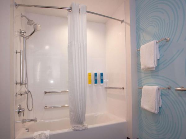 Tru By Hilton Oklahoma City Nw Expressway : photo 5 de la chambre king room with bath tub - mobility and hearing access