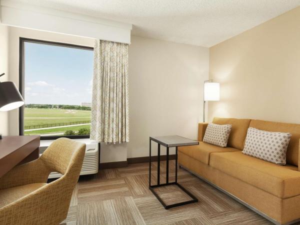 Hampton Inn Houston Hobby Airport : photo 8 de la chambre chambre lit king-size avec canapé-lit - non-fumeurs