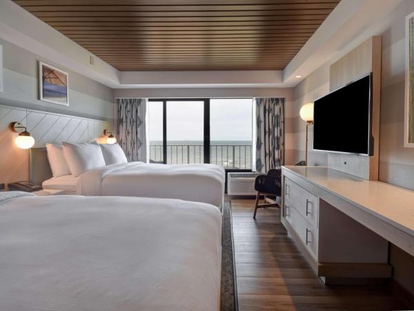 DoubleTree by Hilton Oceanfront Virginia Beach : photo 1 de la chambre chambre double avec 2 lits doubles et balcon - côté océan