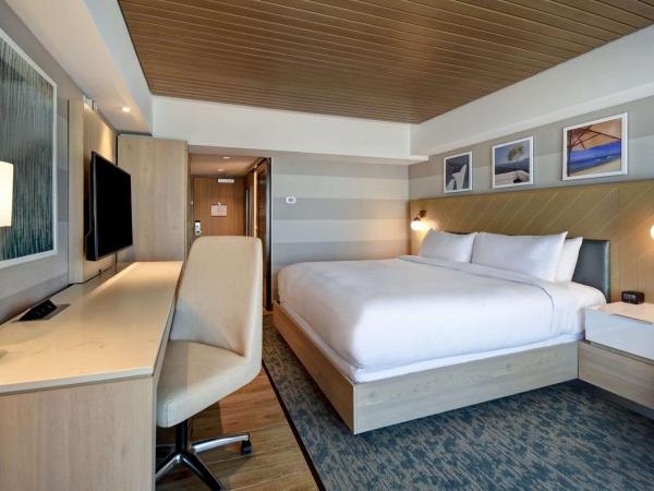 DoubleTree by Hilton Oceanfront Virginia Beach : photo 4 de la chambre chambre king avec balcon - côté océan