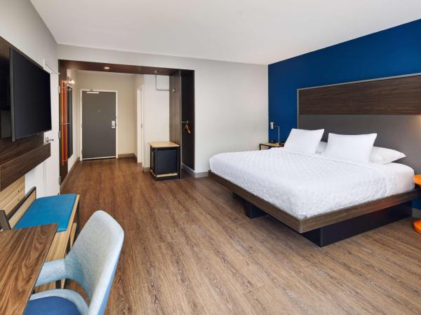 Tru By Hilton Atlanta Northlake Parkway, Ga : photo 2 de la chambre chambre lit king-size avec douche accessible en fauteuil roulant - adaptée aux personnes à mobilité réduite