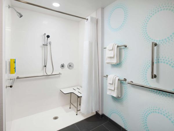 Tru By Hilton Atlanta Northlake Parkway, Ga : photo 5 de la chambre chambre lit king-size avec douche accessible en fauteuil roulant - adaptée aux personnes à mobilité réduite