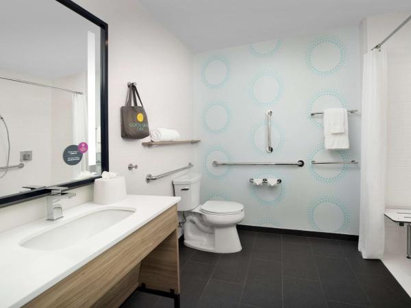 Tru By Hilton Charlotte Airport Lake Pointe : photo 6 de la chambre chambre avec 2 lits queen-size - douche accessible en fauteuil roulant - accessible aux personnes à mobilité réduite