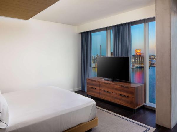 Canopy By Hilton Baltimore Harbor Point - Newly Built : photo 5 de la chambre suite lit king-size 1 chambre - vue sur rivière