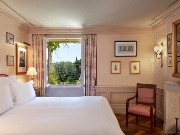 Airelles Gordes, La Bastide : photo 1 de la chambre chambre de luxe côté vallée