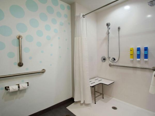 Tru By Hilton Columbus Airport : photo 4 de la chambre chambre lit king-size avec douche accessible en fauteuil roulant - adaptée aux personnes à mobilité réduite et aux malentendants