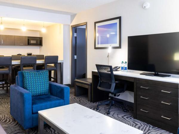 DoubleTree by Hilton Calgary North : photo 3 de la chambre suite lit king-size
