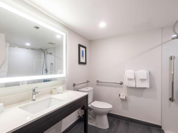 DoubleTree by Hilton Calgary North : photo 3 de la chambre chambre lit queen-size avec douche accessible en fauteuil roulant - adaptée aux personnes à mobilité réduite/non-fumeurs