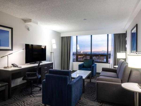 DoubleTree by Hilton Calgary North : photo 4 de la chambre suite lit king-size