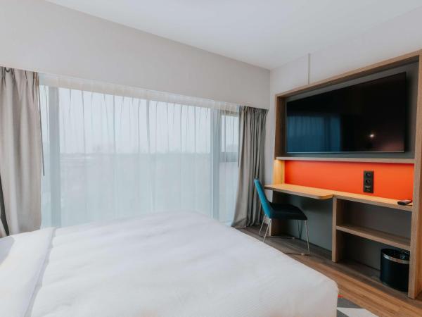 Hampton By Hilton Warsaw Reduta : photo 2 de la chambre chambre lit queen-size avec canapé-lit