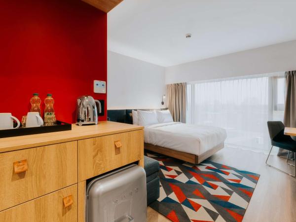 Hampton By Hilton Warsaw Reduta : photo 6 de la chambre chambre lit queen-size avec canapé-lit