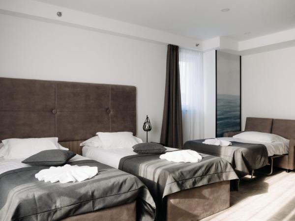 Hotel Fanat : photo 2 de la chambre chambre triple de luxe avec vue partielle sur la mer