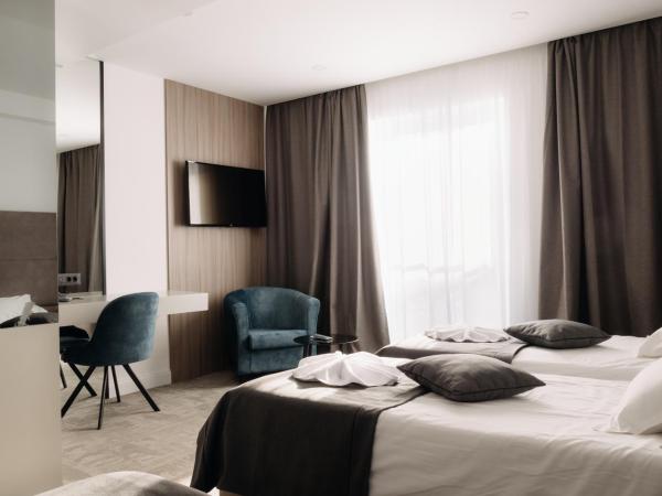 Hotel Fanat : photo 1 de la chambre chambre triple de luxe avec vue partielle sur la mer