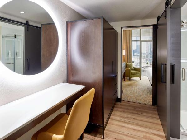 Embassy Suites by Hilton Nashville Downtown : photo 3 de la chambre suite 2 pièces avec lit king-size et balcon