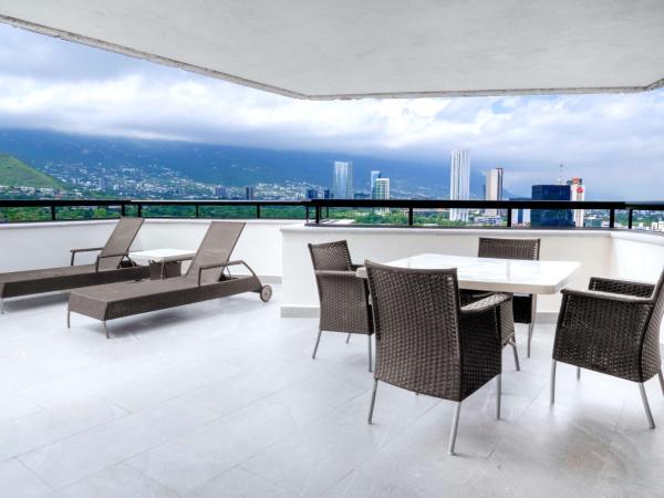 MS Milenium Monterrey Curio Collection by Hilton : photo 2 de la chambre chambre lit king-size supérieure avec balcon